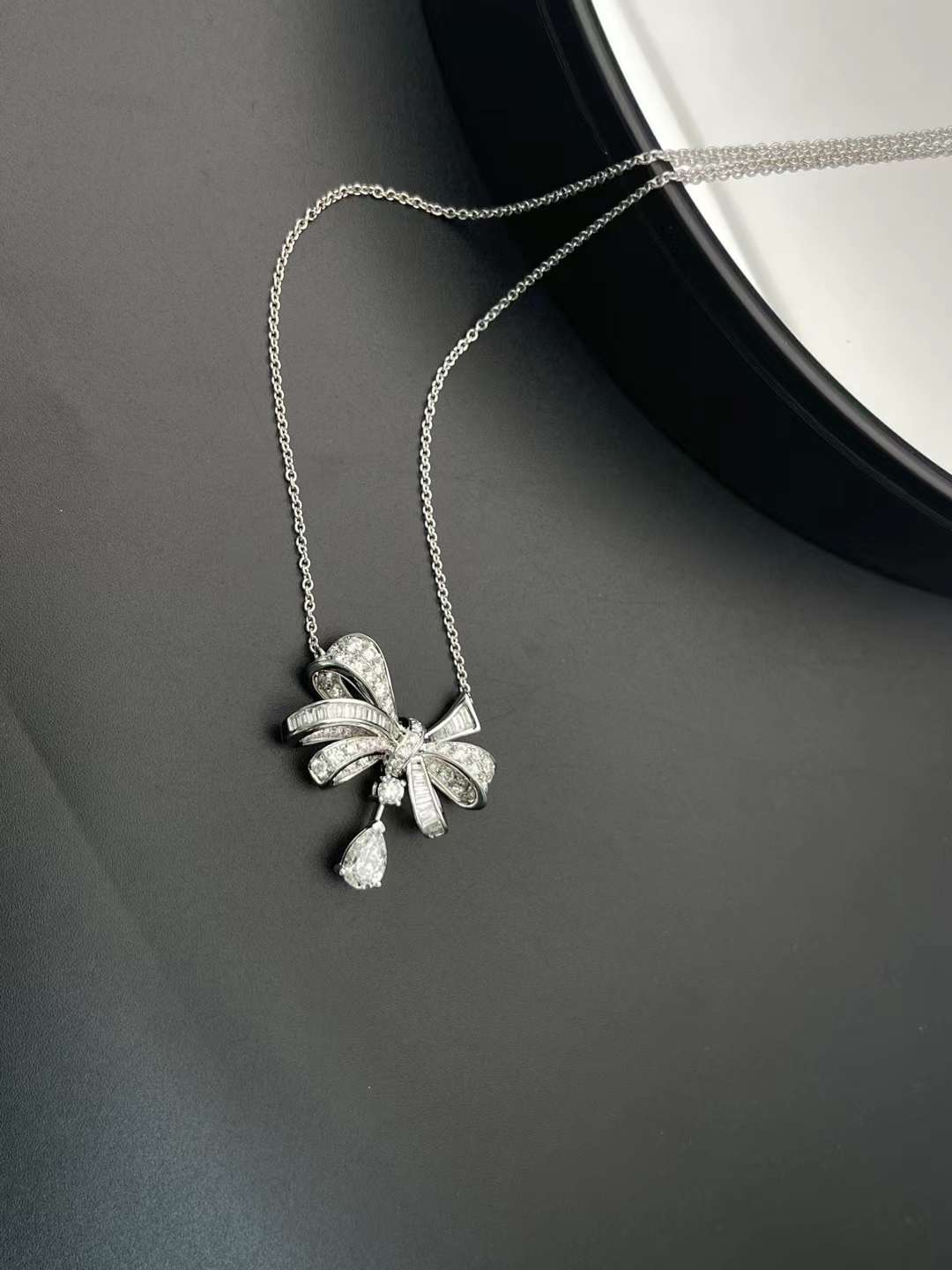 틸다의 보우 목걸이